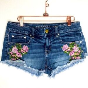 American Eagle Floral embroidered pink roses denim shorts raw hem size 2 BoxS